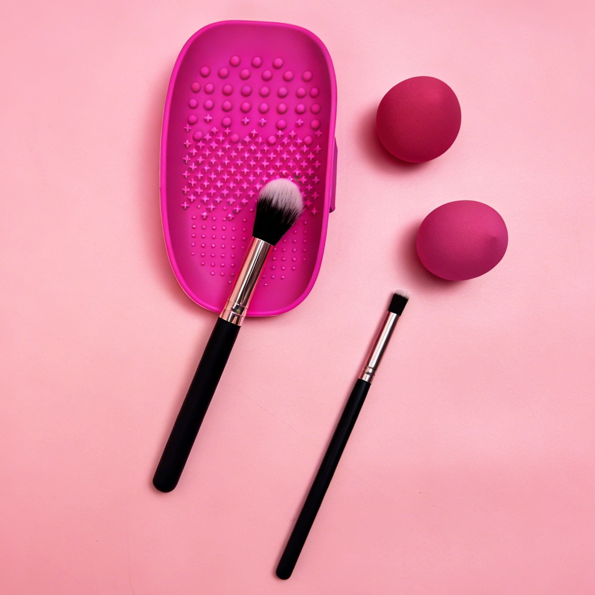 Set of 5 Makeup Brush & Sponge with Cleaning Pad