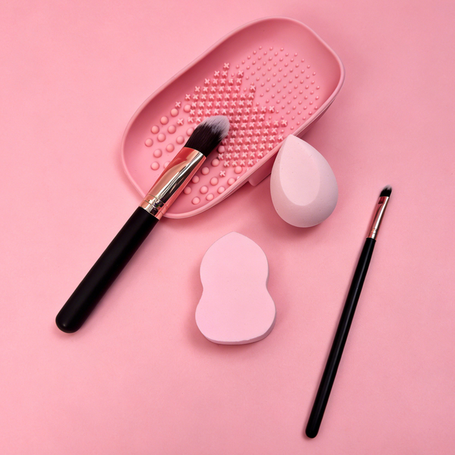 Set of 5 Makeup Brush & Sponge with Cleaning Pad