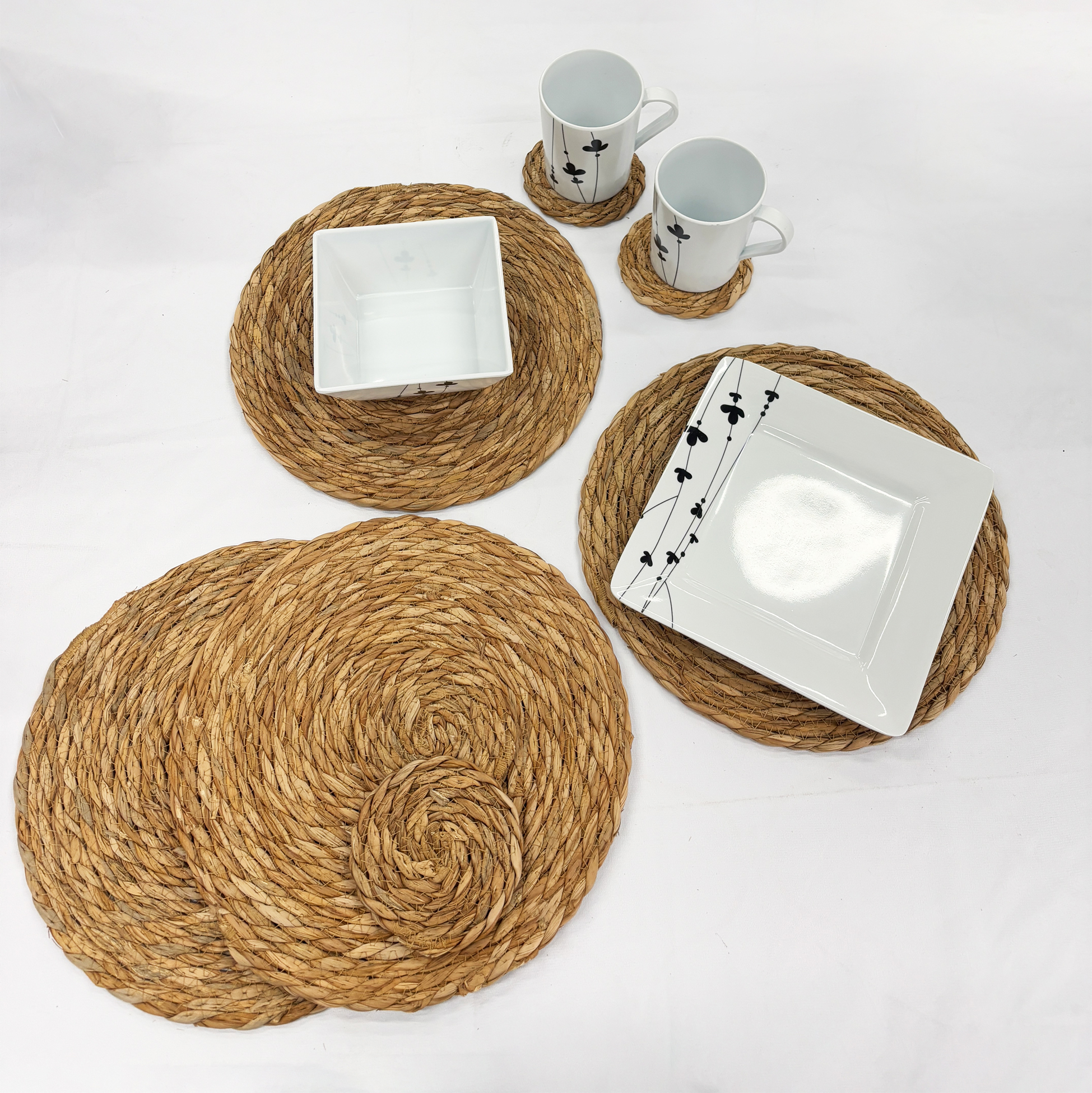 8-piece Rush Grass Coaster Set